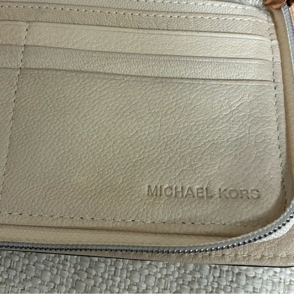 Michael Kors EUC Hamilton Traveler zip-around wallet cream/buff pebbled leather - Picture 9 of 15